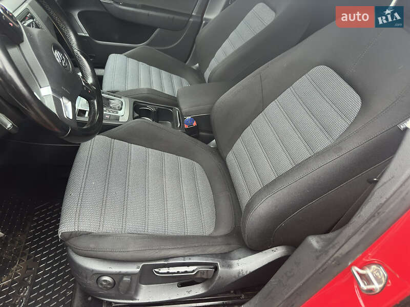 Універсал Volkswagen Passat 2012 в Івано-Франківську