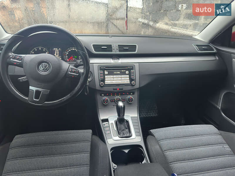 Універсал Volkswagen Passat 2012 в Івано-Франківську