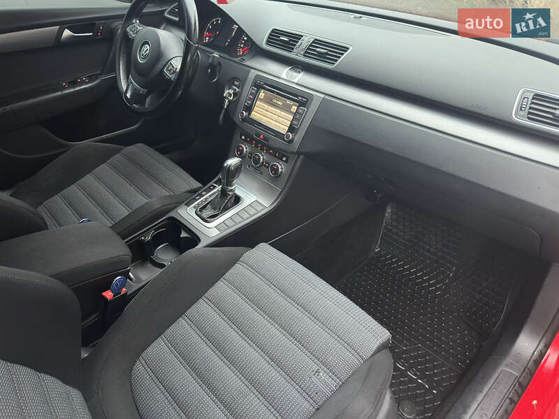 Універсал Volkswagen Passat 2012 в Івано-Франківську