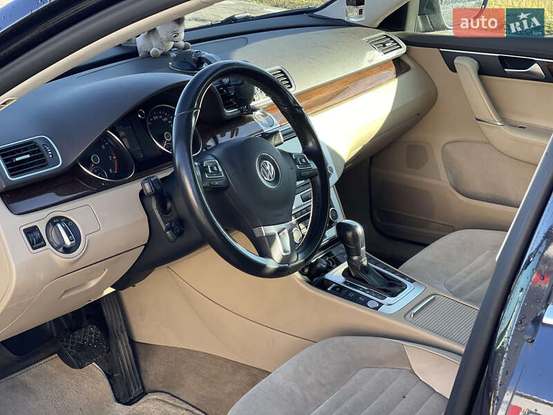 Универсал Volkswagen Passat 2011 в Нововолынске