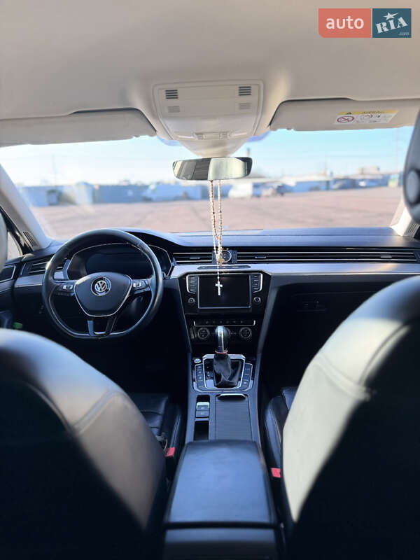Седан Volkswagen Passat 2015 в Ужгороде