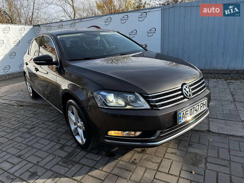 Седан Volkswagen Passat 2012 в Днепре