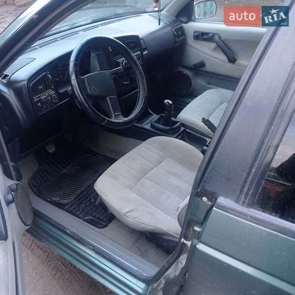 Седан Volkswagen Passat 1989 в Голобах
