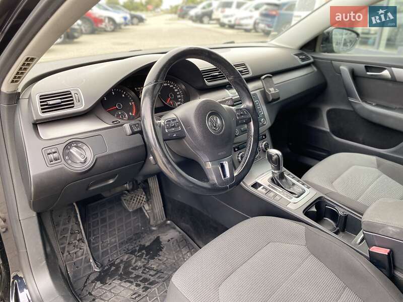 Седан Volkswagen Passat 2014 в Ужгороді