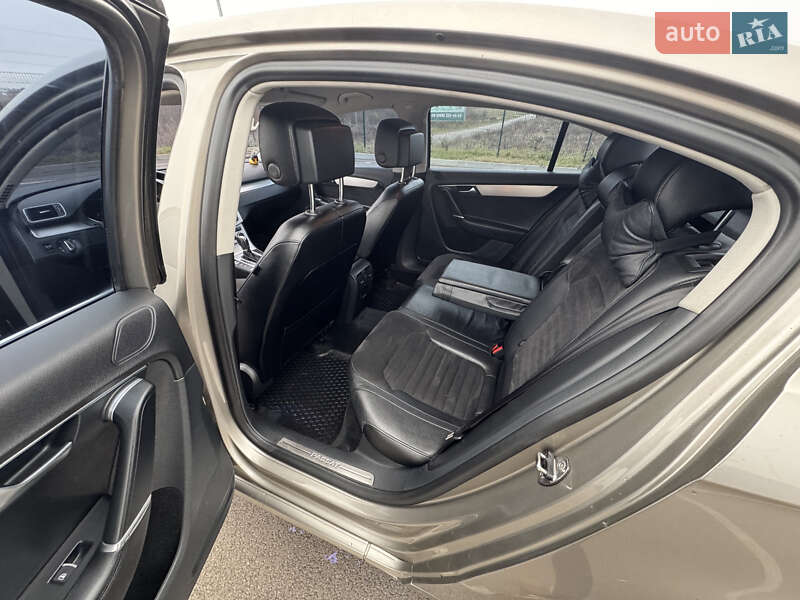 Седан Volkswagen Passat 2014 в Ровно