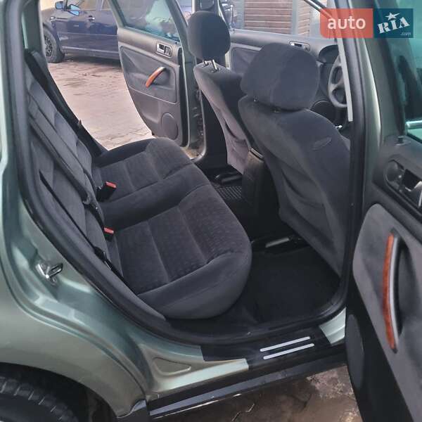 Седан Volkswagen Passat 2003 в Болехове