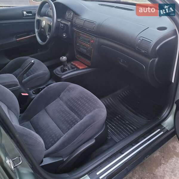 Седан Volkswagen Passat 2003 в Болехове