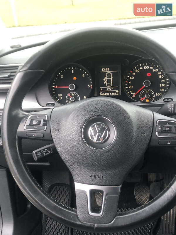 Седан Volkswagen Passat 2011 в Ужгороде