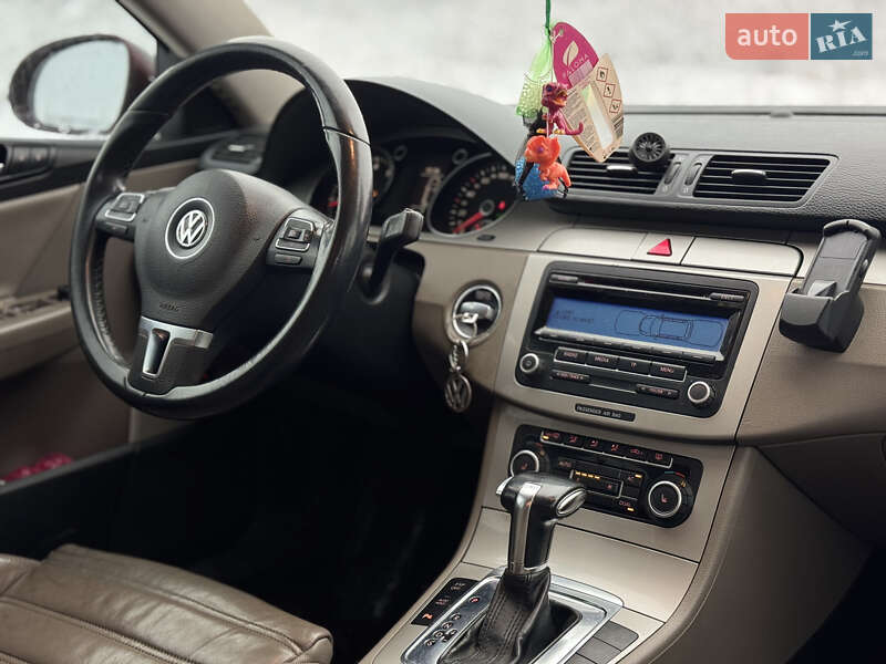 Универсал Volkswagen Passat 2010 в Стрые