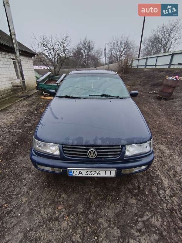 Седан Volkswagen Passat 1996 в Смеле