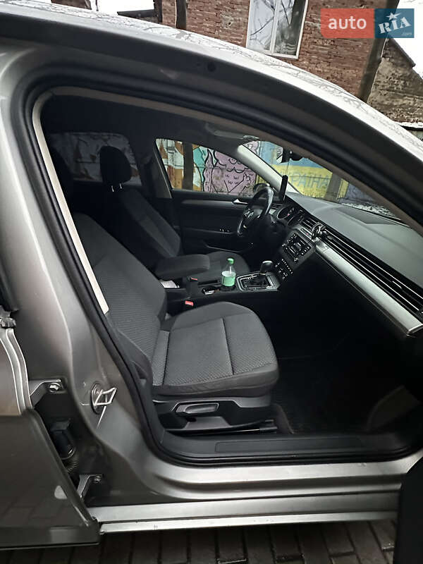 Седан Volkswagen Passat 2016 в Львове