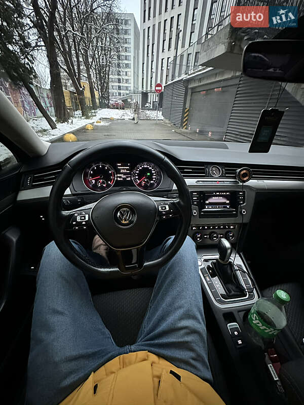 Седан Volkswagen Passat 2016 в Львове