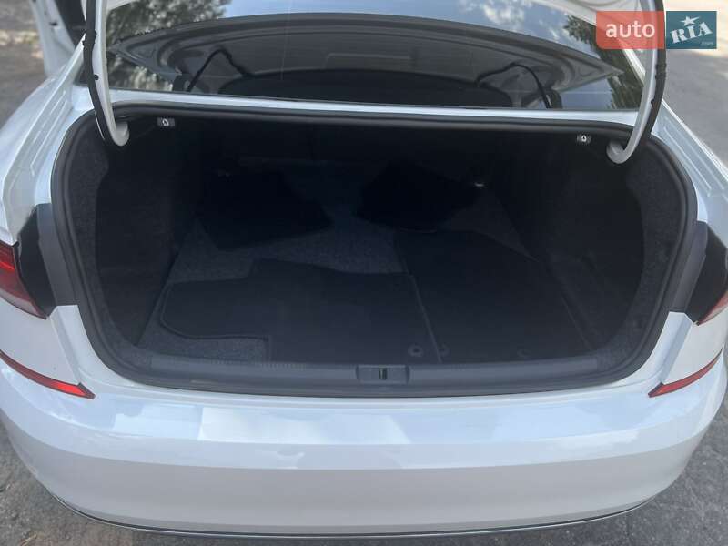 Седан Volkswagen Passat 2021 в Кременчуге