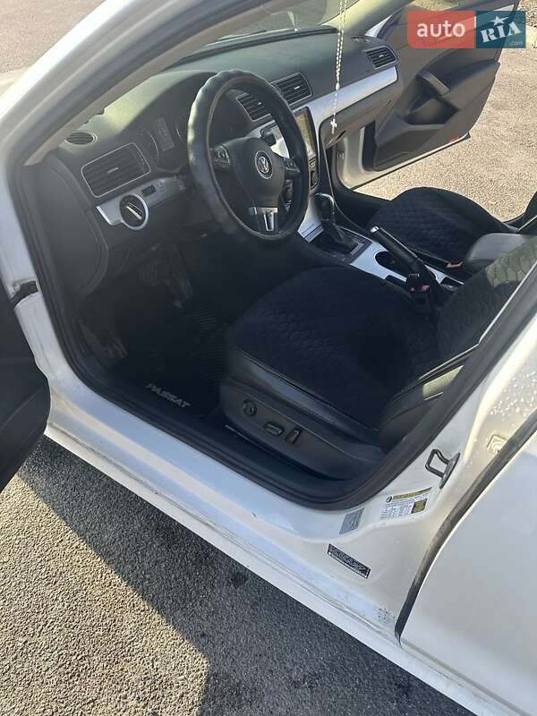Седан Volkswagen Passat 2013 в Днепре