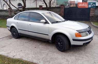 Седан Volkswagen Passat 1998 в Вараше