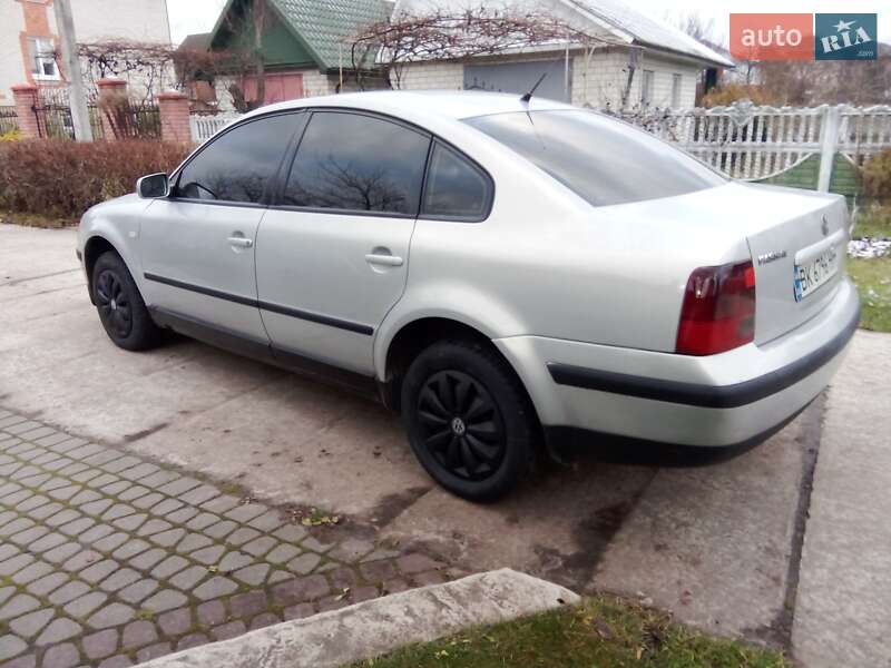 Седан Volkswagen Passat 1998 в Вараше