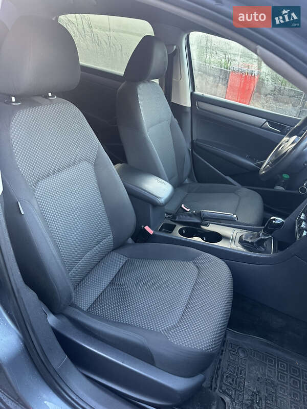 Седан Volkswagen Passat 2012 в Днепре