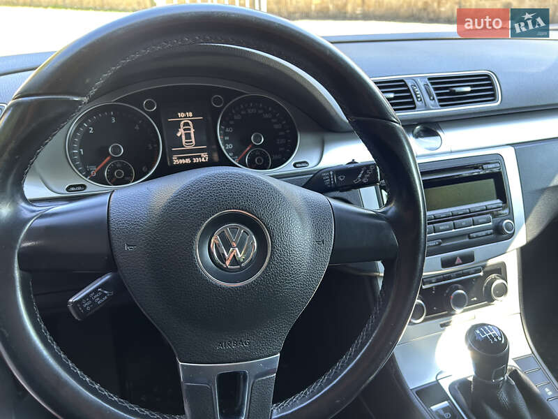 Седан Volkswagen Passat 2013 в Черновцах