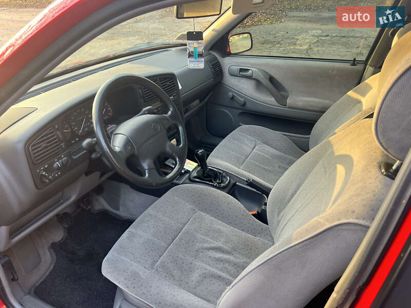 Седан Volkswagen Passat 1994 в Горішніх Плавнях