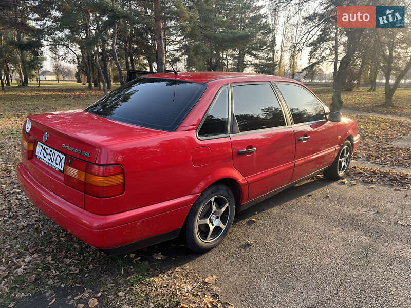 Седан Volkswagen Passat 1994 в Горішніх Плавнях