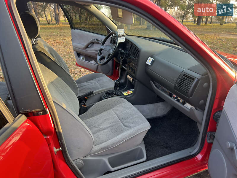 Седан Volkswagen Passat 1994 в Горішніх Плавнях