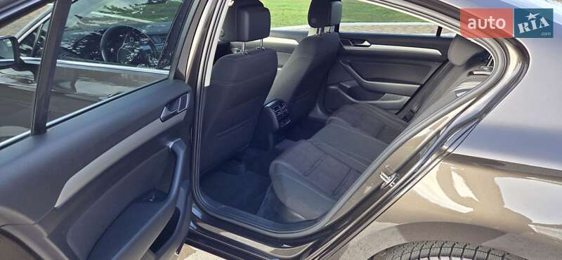 Седан Volkswagen Passat 2016 в Одессе