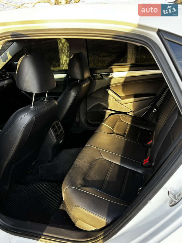 Седан Volkswagen Passat 2018 в Днепре