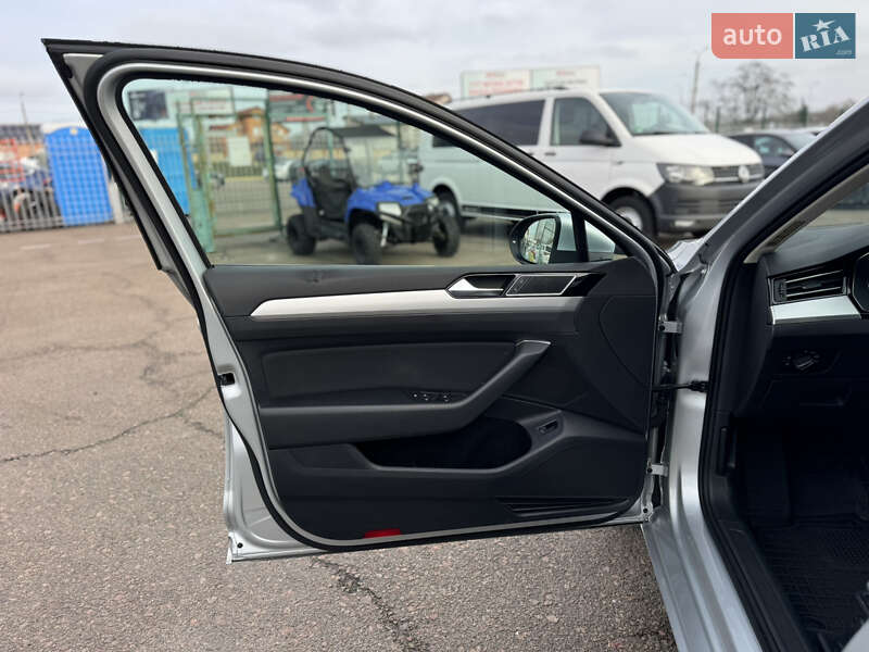 Универсал Volkswagen Passat 2018 в Киеве