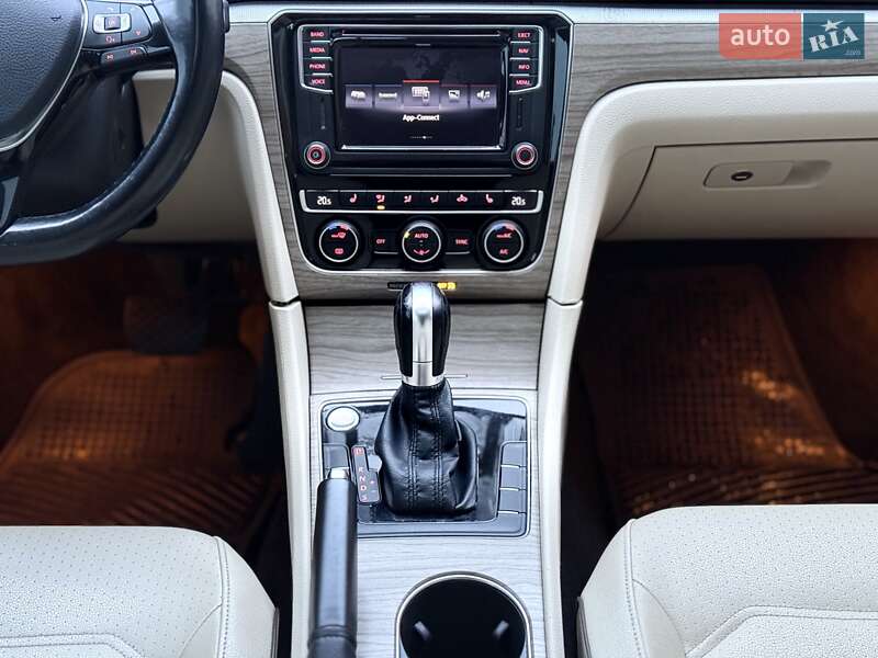 Седан Volkswagen Passat 2017 в Стрые