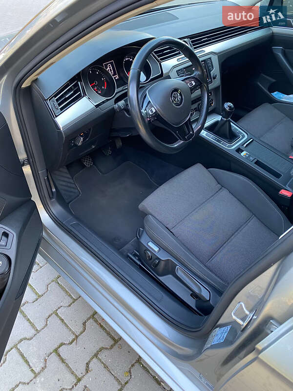Седан Volkswagen Passat 2016 в Хмельницком