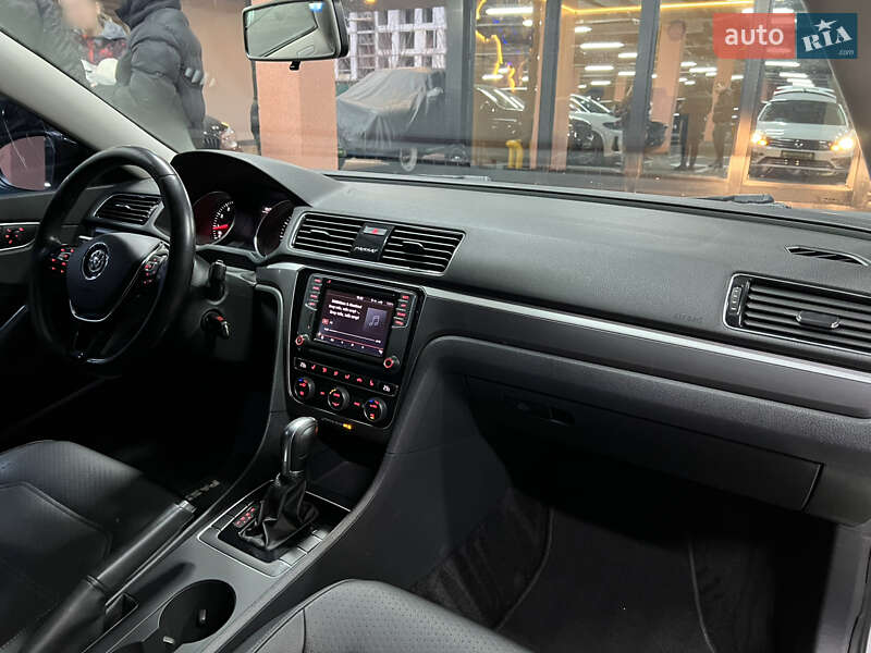 Седан Volkswagen Passat 2018 в Киеве