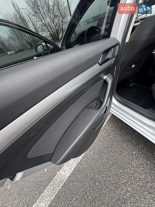 Седан Volkswagen Passat 2019 в Киеве