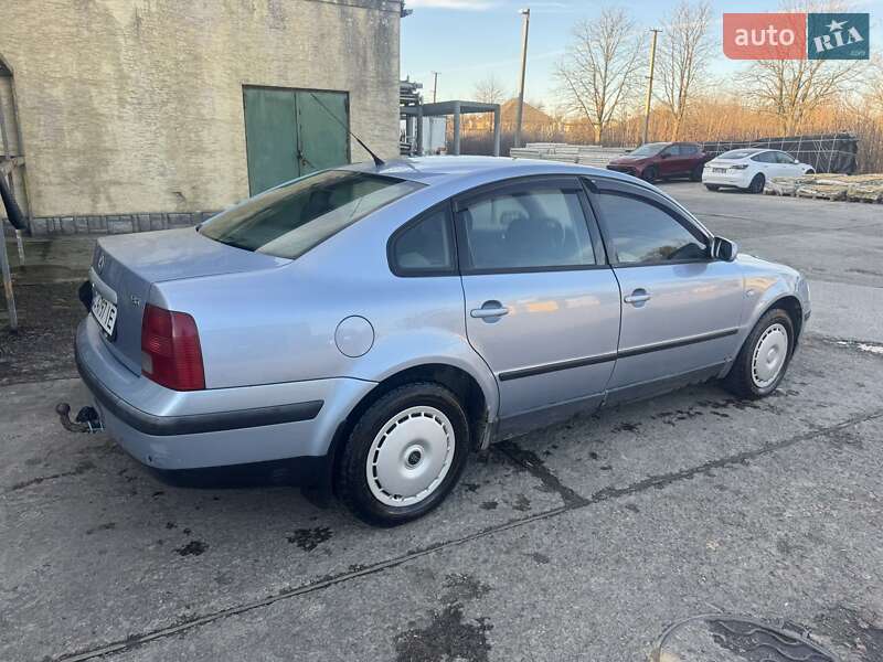 Седан Volkswagen Passat 1997 в Стрые