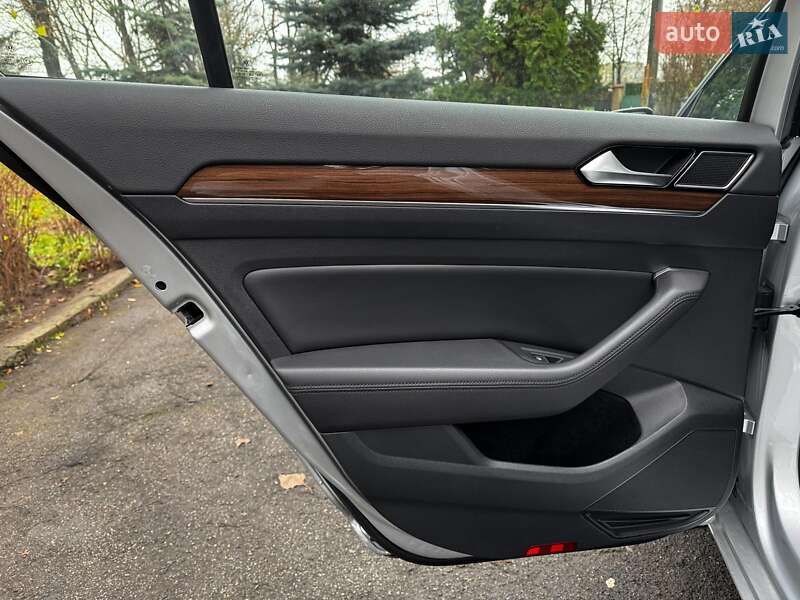 Седан Volkswagen Passat 2018 в Киеве