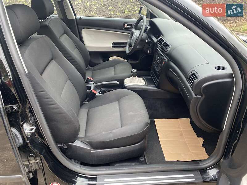 Седан Volkswagen Passat 2002 в Турбовом