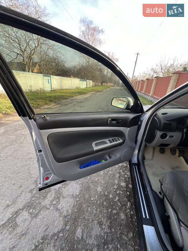 Универсал Volkswagen Passat 2002 в Житомире