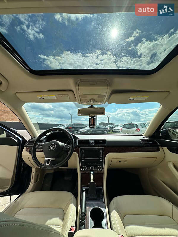 Седан Volkswagen Passat 2012 в Ровно