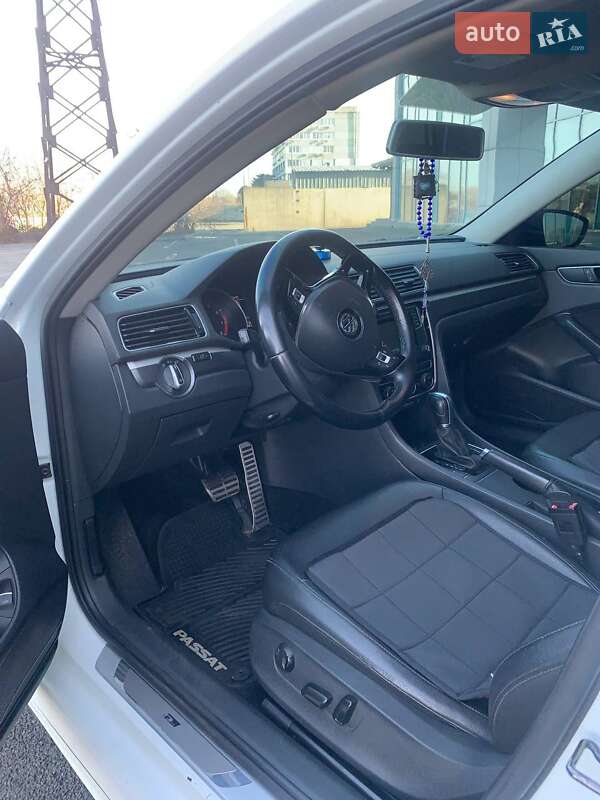 Седан Volkswagen Passat 2016 в Днепре