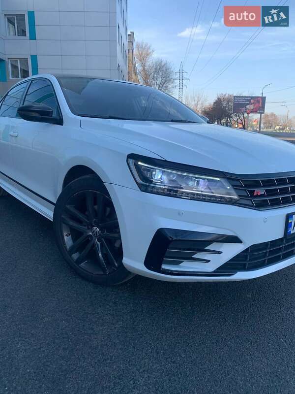 Седан Volkswagen Passat 2016 в Днепре