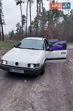 Седан Volkswagen Passat 1990 в Буске