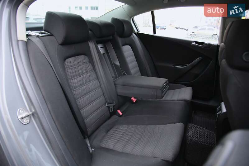 Седан Volkswagen Passat 2005 в Харкові