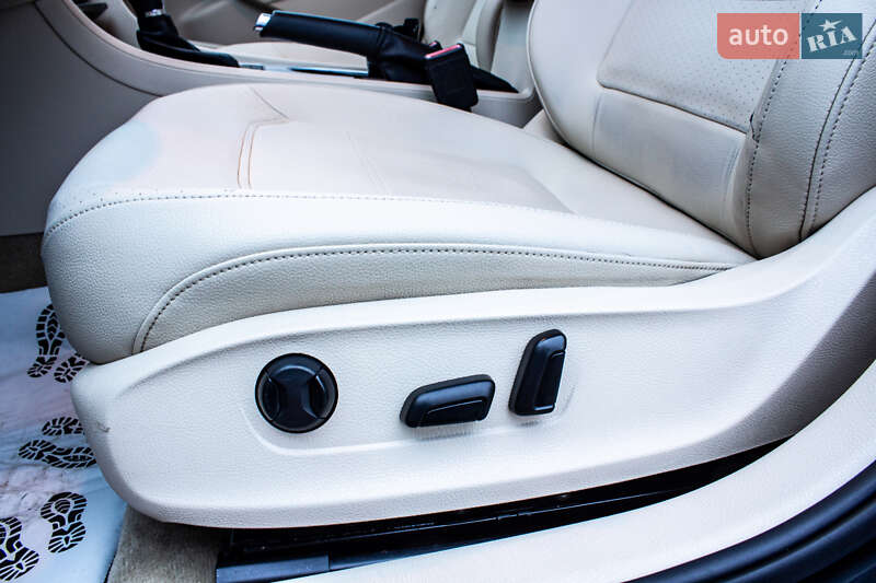 Седан Volkswagen Passat 2013 в Львові