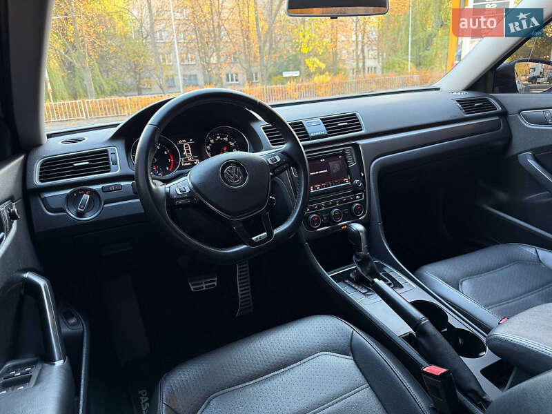 Седан Volkswagen Passat 2018 в Днепре