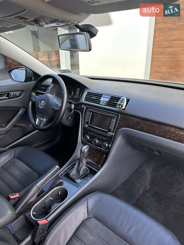 Седан Volkswagen Passat 2013 в Ужгороде