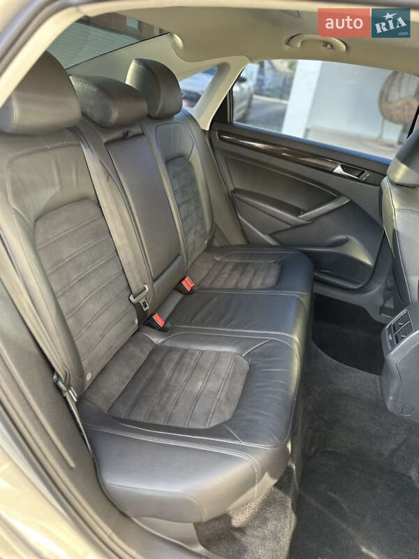 Седан Volkswagen Passat 2013 в Ужгороде