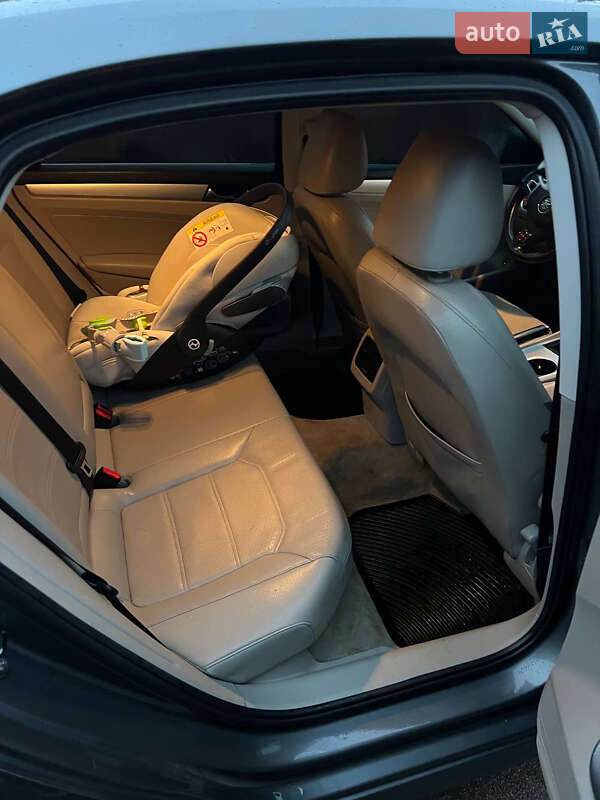 Седан Volkswagen Passat 2012 в Житомире