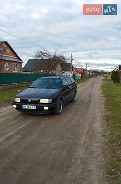 Универсал Volkswagen Passat 1993 в Сарнах