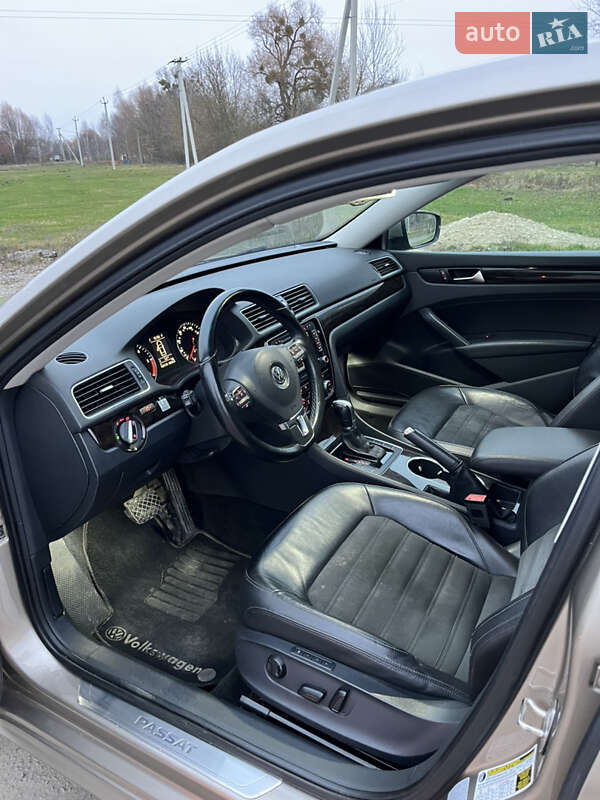 Седан Volkswagen Passat 2014 в Ровно