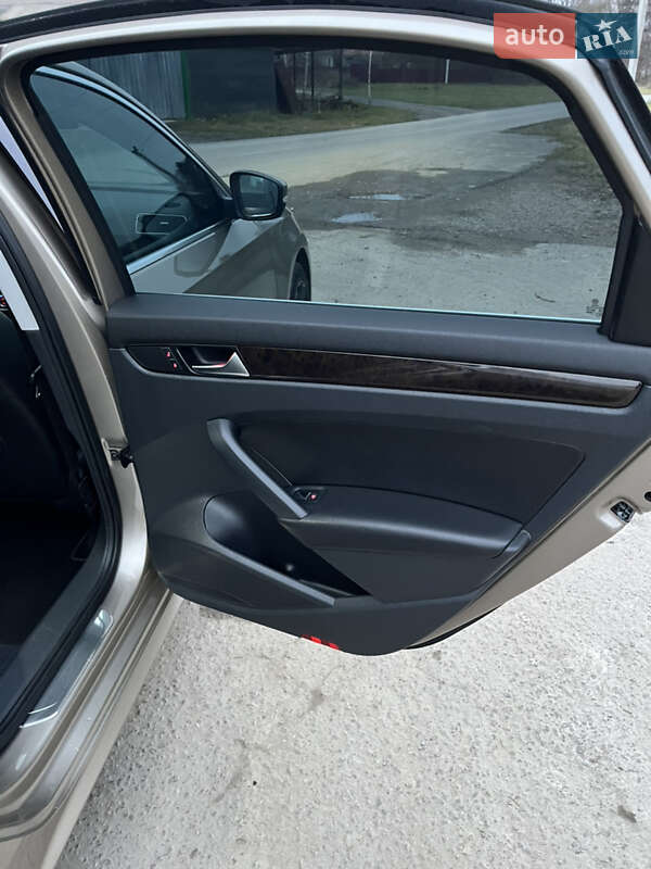 Седан Volkswagen Passat 2014 в Ровно