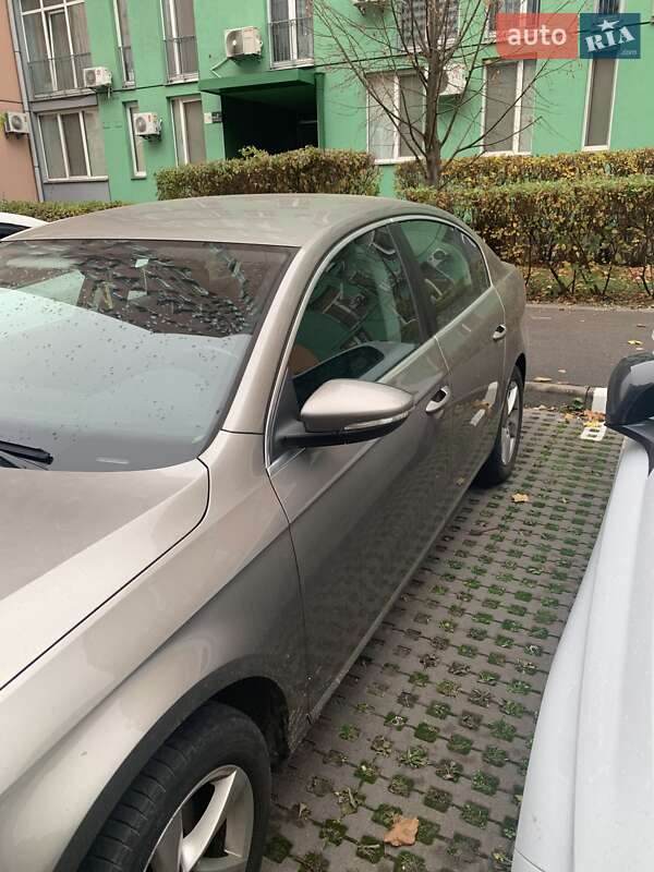 Седан Volkswagen Passat 2013 в Киеве